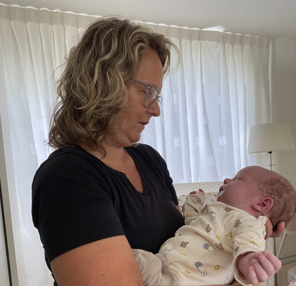 Simone Met Baby E1771899826181 1024x988