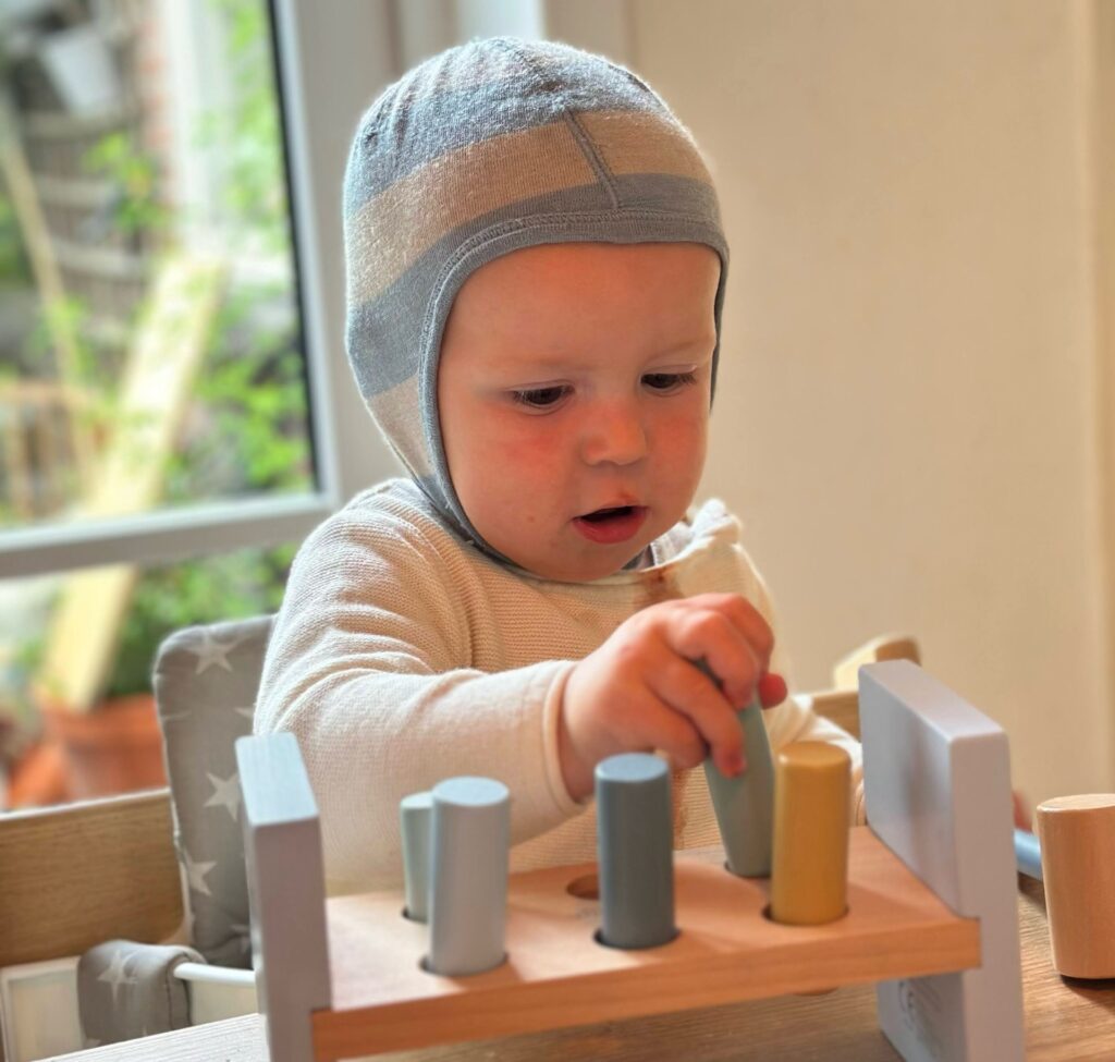 Peuter speelt met duurzaam houten speelgoed bij antroposofische kinderopvang Droomaarde in Norg
